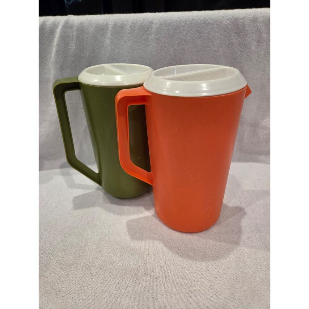 Vtg Rubbermaid 2.25 Qt Pitchers Set of 2 Avocado Green Orange White Lids J-2445